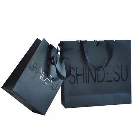 bolsa de compras de papel negro de regalo de lujo uv spot de china con cinta de grosgrain