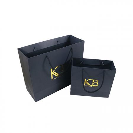 nuevo logotipo de oro estampado en caliente estampado negro mate bolsa de papel kraft con asas de cuerda de algodón