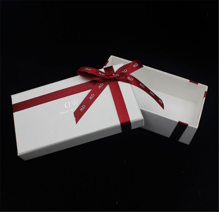 Nuevo diseño pequeño embalaje de caja de regalo de cartón blanco con cinta de tapa para reloj