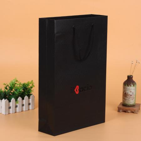 proveedor de china logotipo personalizado impresión bolsa de botella de regalo de papel kraft negro